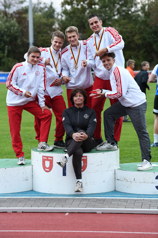 Große Freude über den Deutschen Meistertitel in der U20-Mannschaftswertung zeigten die Leverkusener Zehnkämpfer (von links) Lauritz Kobor, Felix Füermann, Lennart Diego Schmitz, Camillo Dünninger und Tamer Kalfouni sowie Trainerin Ingrid Thyssen.