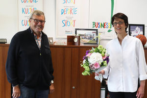 TSV-Vorsitzender Klaus Beck gratulierte Anne Wingchen zum 25-jährigen Dienstjubiläum. Foto: Pulsfort