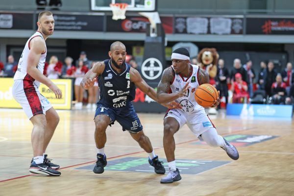 Hatte stets die Nase vorne: TreVion Crews zieht an Dresdens Chase Adams vorbei / Foto: Michael Fleschenberg