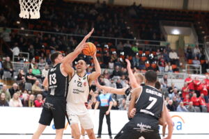 Sammelte 20 Rebounds gegen Gießen: Dennis Heinzmann / Foto: Uwe Pulsfort