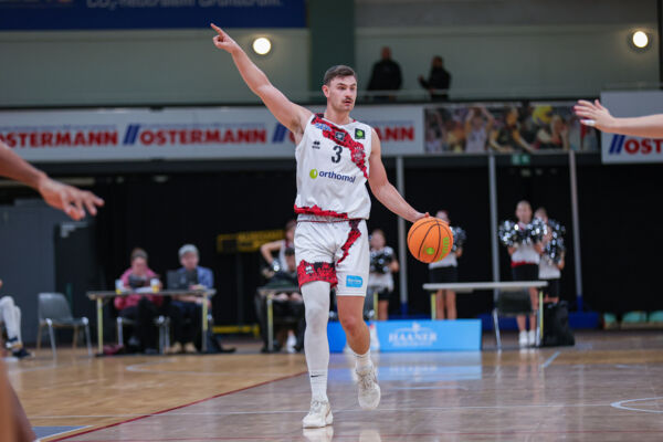 "Hier geht es entlang" - Luca Kahl und die GIANTS empfangen die Sixers / Foto: Frank Fankhauser (FF)