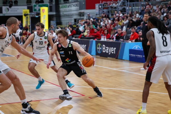 Paderborns Jonathan Klussmann (schwarzes Jersey) musste sich in dieser Szene gegen drei Leverkusener durchsetzen / Foto: Oliver Heuser
