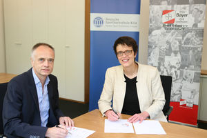 Univ.-Prof. Dr. Heiko Strüder, Rektor der DSHS Köln, und Anne Wingchen, Geschäftsführerin des TSV Bayer 04 Leverkusen, freuen sich auf die besiegelte Kooperation. Foto: DSHS Köln