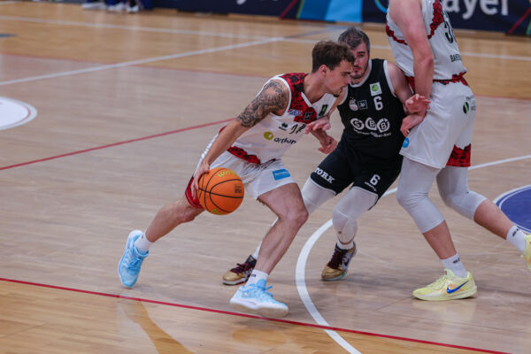 Calin Nita (hier im Duell mit Baskets-Guard Martin Bogdanov) setzte sich mit BAYER im ProB-Finale 25' gegen die SBB Baskets durch / Foto: Frank Fankhauser