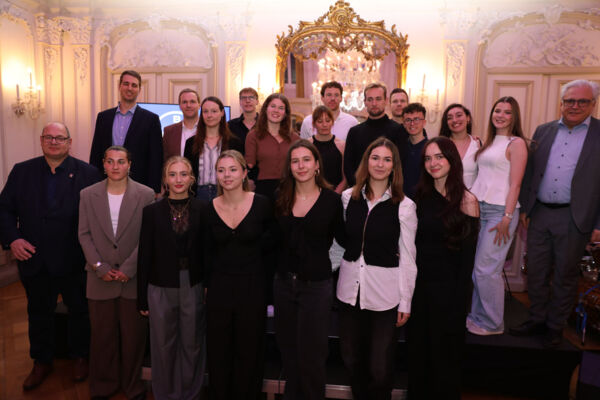 Ehre wem Ehre gebührt: Die ausgezeichneten Sportlerinnen und Sportler im Spiegelsaal. Fotos: Pulsfort