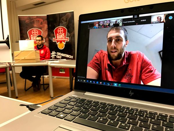 Auch GIANTS-Center Dennis Heinzmann gab den Sponsoren interessante Einblicke. Foto: Pulsfort