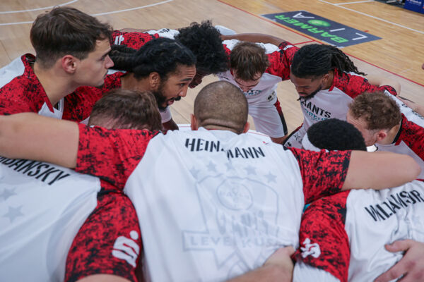 Gemeinsam wollen die BAYER GIANTS wieder einen Erfolg feiern / Foto: Frank Fankhauser (@effefffoto)