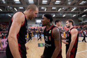 Dennis Heinzmann und John Williams Jr. bejubeln den Erfolg der GIANTS in Tübingen / Foto: Dennis Duddek