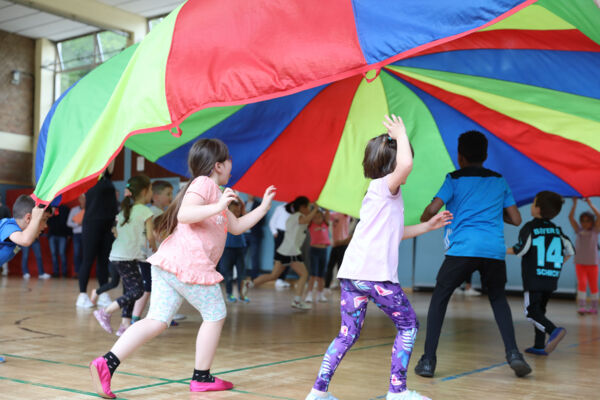 "SPORT vernetzt" ist bei den Kindern in Steinbüchel angekommen. Fotos: Deutsch