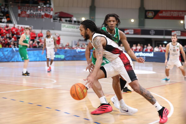 Im Hinspiel zog BAYER um Donte Nicholas gegen Koblenz den Kürzeren / Foto: Uwe Pulsfort