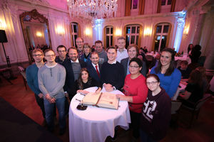 Die erfolgreichen Sportlerinnen und Sportler mit Oberbürgermeister Uwe Richrath im Spiegelsaal. Fotos: Pulsfort