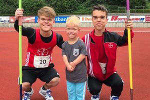 Fabian Oberscheidt und Paul Heldt mit einem jungen Fan
