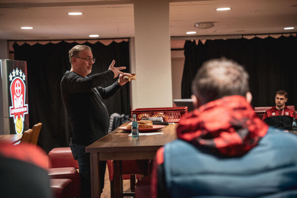 Oliver Platt hatte spannende Infos und leckeres Brot mitgebracht. Fotos: Althoff