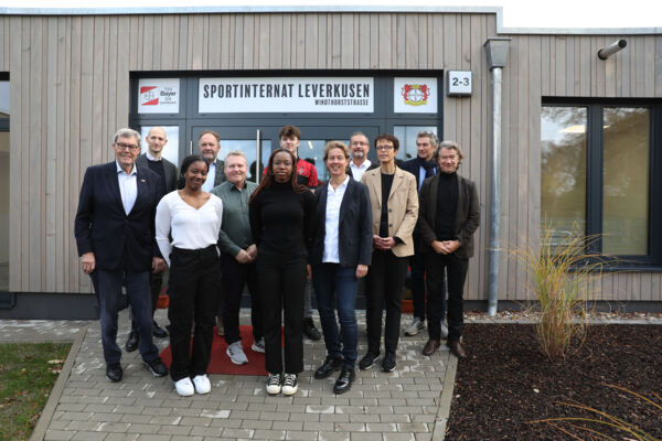 Der TSV Bayer 04 freut sich mit seinen Unterstützern darüber, dass Nachwuchshoffnungen wie Jessi Souza (vorne Mitte) und Marlon Christ (hinten Mitte) nun noch bessere Rahmenbedingungen für ihre Duale Karriere haben.  Foto: Deutsch
