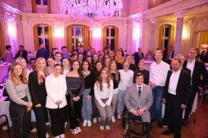 Die erfolgreichen Sportlerinnen und Sportler im Spiegelsaal. Fotos: Pulsfort