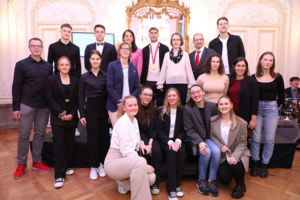 Zahlreiche internationale Medaillengewinner hatten sich im Schloss versammelt. Fotos: Pulsfort