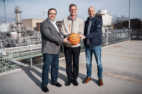 GIANTS-Marketingleiter Omar Rahim, Currenta-COO Hans Gennen und GIANTS-Geschäftsführer Henrik Fronda (v.l.). Foto: Althoff