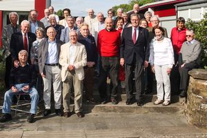 Die treuen Vereinsmitglieder des TSV Bayer 04 Leverkusen zusammen mit dem TSV-Vorsitzenden Klaus Beck (vorne 3.v.r.) und dem Ältestenratsvorsitzenden Hans-Dieter Fuß (Mitte, 4.v.l.). Fotos: KS-Verlag