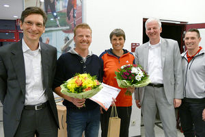 Foto der Jubilarehrung (von links): Abteilungsleiter Dr. Frank Kobor, Erik Schneider, Anke Straschewski,  Abteilungs-Vize Ralf Schneider, Geschäftsführer Jörn Elberding.