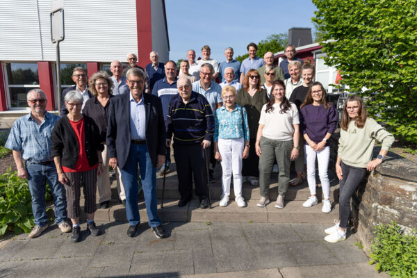 TSV-Vorsitzender Klaus Beck (vorne, 3.v.l.) konnte wieder zahlreiche Jubilare für ihre jahrzehntelange Verbundenheit zum Verein auszeichnen. Foto: Althoff