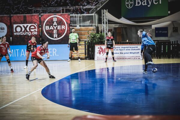 Svenja Huber verwandelt den entscheidenden Siebenmeter nervenstark. Foto: Dembinski