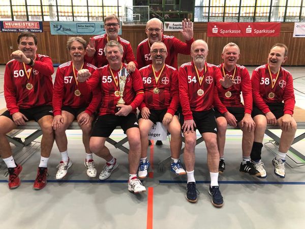 Die TSV-Faustballer Männer 60 sind erneut Deutscher Meister. Foto: Schmidt