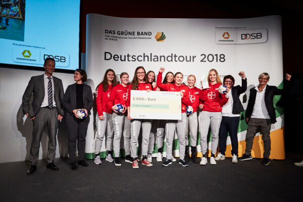 Die Handball-Elfen mit dem "Grünen Band für vorbildliche Talentförderung". Foto: Das grüne Band