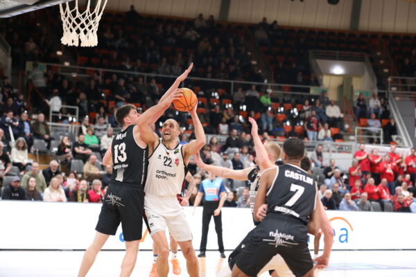 Sammelte 20 Rebounds gegen Gießen: Dennis Heinzmann / Foto: Uwe Pulsfort