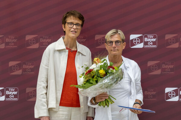 Renate Wolf erhielt aus den Händen von Anne Wingchen die Urkunde und einen Strauß Blumen. Fotos: Heuser