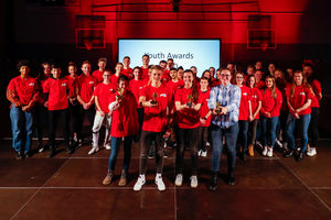 Die Gewinner der Youth-Awards: Viktoria Bernstein (Fechten), Finn Torbohm (Stabhochsprung), Julia Nikolic (Handball) und Luzie Maesmann (Parasport, v.l.) mit den weiteren Nachwuchshoffnungen.