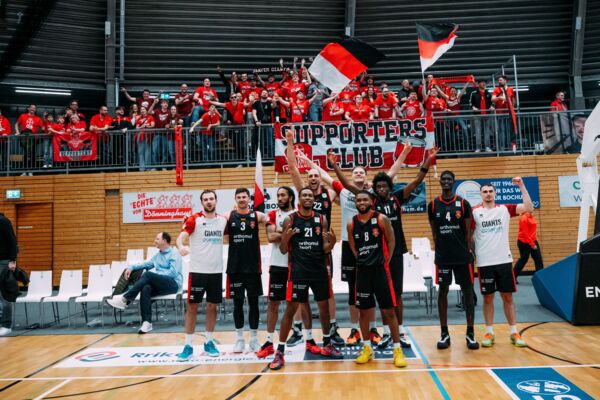 Feierten gemeinsam: GIANTS und ihre lautstarken Anhänger / Foto: Nils Althoff (NA)