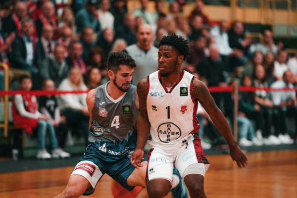 Xavier Bishop und die BAYER GIANTS hatten gegen die Uni Baskets Paderborn das Nachsehen / Foto: Uni Baskets Paderborn