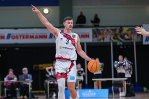 "Hier geht es entlang" - Luca Kahl und die GIANTS empfangen die Sixers / Foto: Frank Fankhauser (FF)