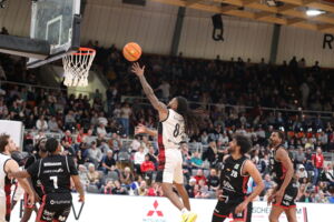 Auch Kobe Langley konnte die Niederlage der BAYER-Korbjäger nicht abwenden / Foto: Uwe Pulsfort