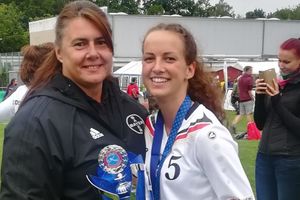 U18-Europameisterin Maya Mehle mit ihrer Trainerin Kerstin Müller. Foto: Mehle