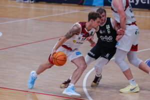 Calin Nita (hier im Duell mit Baskets-Guard Martin Bogdanov) setzte sich mit BAYER im ProB-Finale 25' gegen die SBB Baskets durch / Foto: Frank Fankhauser