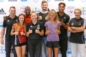 Leichtathletik Geschäftsführer Jörn Elberding, Jennifer Montag, Aleixo Platini Menga, Gina Lückenkemper, Mateusz Przybylko, Konstanze Klosterhalfen, Bo Kanda Lita Baehre und der sportliche Leiter Hans-Jörg Thomaskamp (v.l.n.r.). Foto: Koken