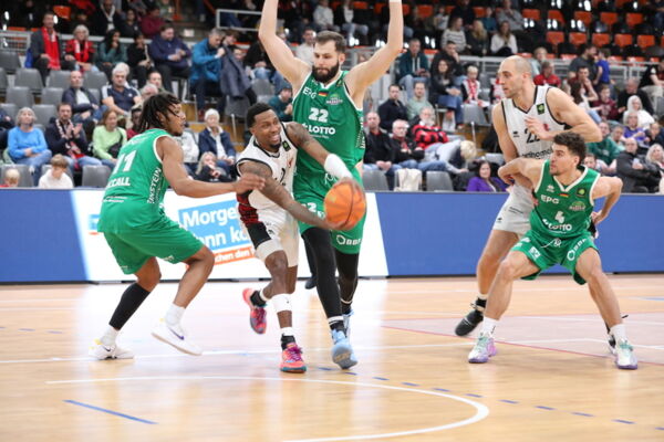 John Williams Jr. streckte sich gegen Koblenz vergeblich / Foto: Uwe Pulsfort