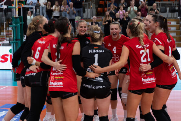 Die Bayer Volleys jubeln nach dem gewonnenen Spiel