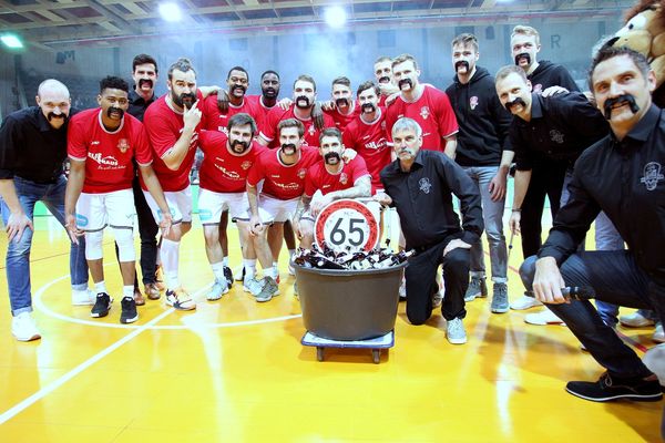 Teamfoto mit Schnauz: Geschäftsführer Achim Kuczmann an seinem letzten Arbeitstag in der Ostermann-Arena. Foto: Fleschenberg
