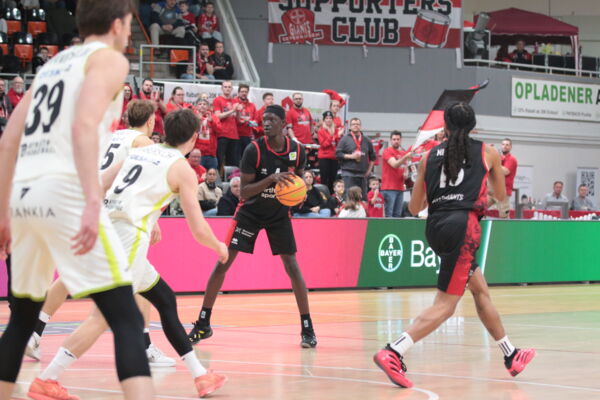 Feierte mit 8 Punkten und 5 Rebounds einen guten Einstand in Leverkusen: Lök Wur / Foto: Uwe Pulsfort