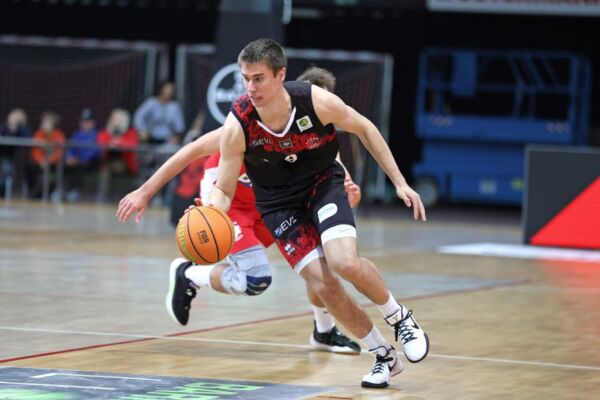 Gegen die Baskets aus Wolmirstedt möchten Marius Stoll & Co. unbedingt gewinnen / Foto: Michael Fleschenberg