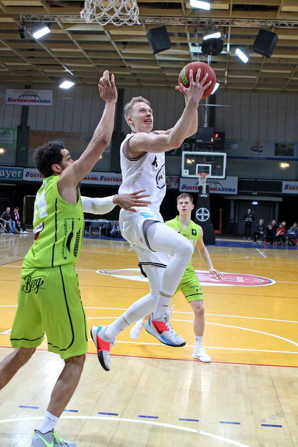 Die BAYER GIANTS setzen traditionell auf die Ausbildung junger Spieler wie hier Lennard Winter. Foto: Fleschenberg