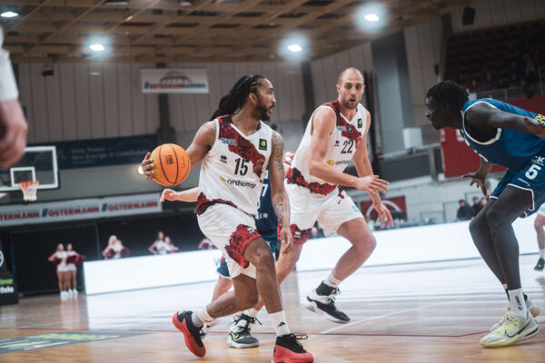 Waren die beiden effektivsten GIANTS zum Aufakt: Donte Nicholas (mit Ball) und Dennis Heinzmann (im Hintergrund) / Foto: Nils Althoff