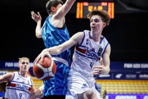 Spielte 2024 für Island bei der U20-EM: Agust Kjartansson (weißes Trikot) / Foto: FIBA