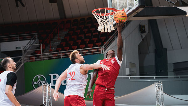 Melik Martin zieht zum Korb, Melvin Jostmann versucht ihn daran zu hindern / Foto: Nils Althoff