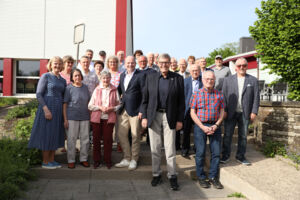 Klaus Beck (unten 2.v.r.) ehrte die Jubilare für ihre jahrzehntelange Vereinstreue. Fotos: Pulsfort