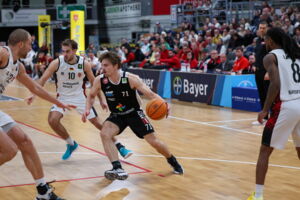 Paderborns Jonathan Klussmann (schwarzes Jersey) musste sich in dieser Szene gegen drei Leverkusener durchsetzen / Foto: Oliver Heuser