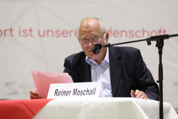 Reiner Moschall übergibt das Amt des Schatzmeisters an Martin Eckardt. Fotos: Pulsfort
