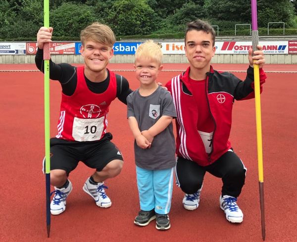 Fabian Oberscheidt und Paul Heldt mit einem jungen Fan